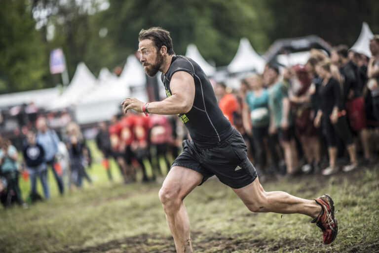 Mann rennt vor Zuschauern auf etwas zu