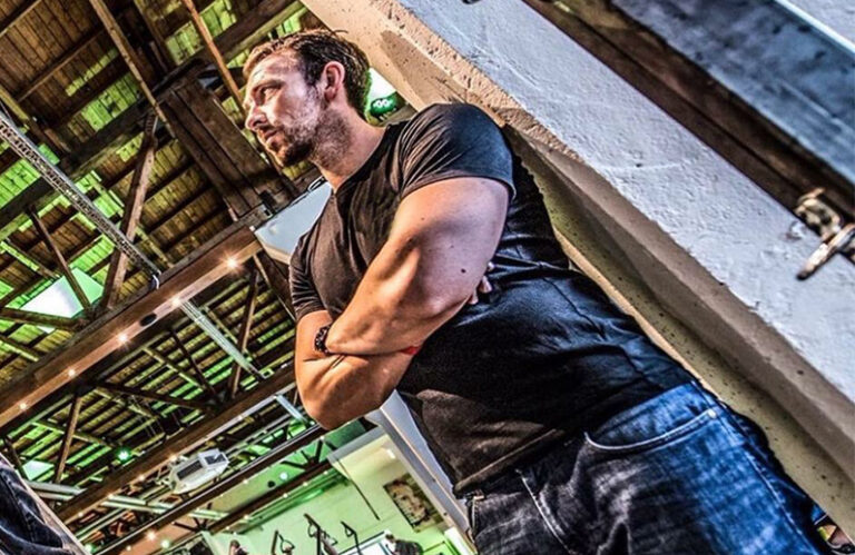 Mann schaut mit verschränkten Armen und locker angelehnt nach oben